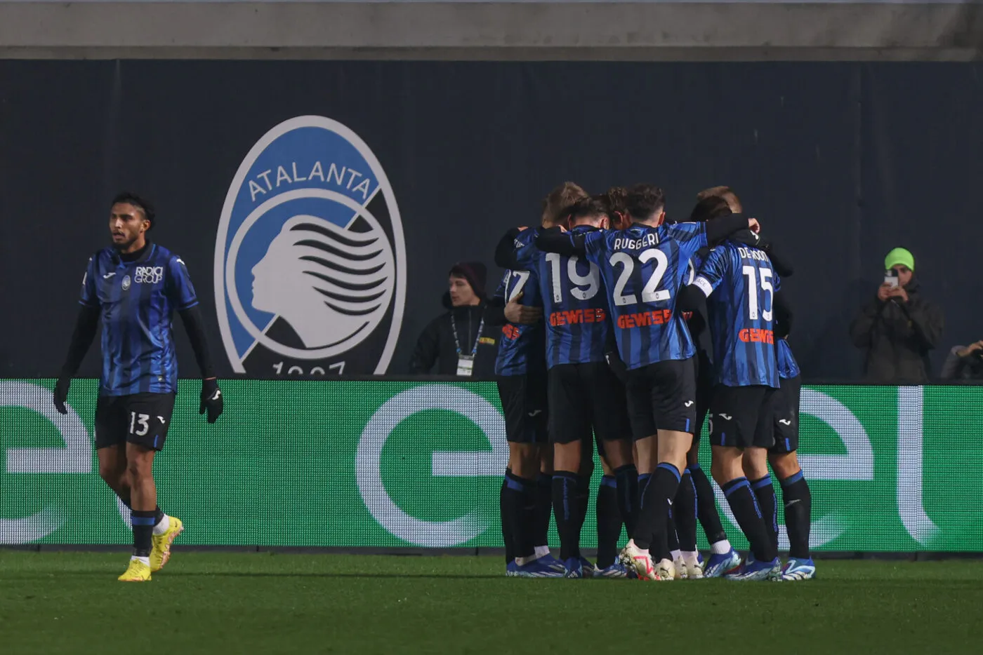 Foto StefanoNicoli/LaPresse 9 Dicembre 2023 - Bergamo, Italia - sport, calcio - Atalanta vs Milan - Campionato italiano di calcio Serie A TIM 2023/2024 - Stadio Gewiss. Nella foto: Ademola Lookman (Atalanta BC) esulta dopo il gol con i compagni December 9, 2023 Bergamo, Italy - sport, calcio - Atalanta vs Milan - Italian Serie A Football Championship 2023/2024 - Gewiss Stadium. In the pic: Ademola Lookman (Atalanta BC) celebrates after scoring with teammates - Photo by Icon sport