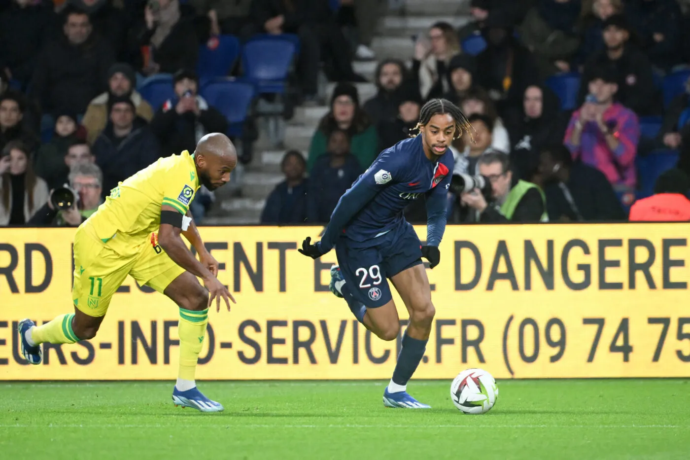 11 Marcus COCO (fcn) - Bradley BARCOLA (psg) during the Ligue 1 Uber Eats match between Paris Saint Germain and Football Club de Nantes at Parc des Princes on December 9, 2023 in Paris, France. (Photo by Christophe Saidi/FEP/Icon Sport)