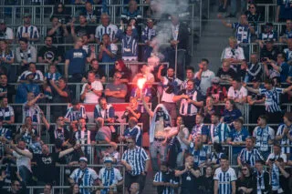 Des supporters du Hertha mettent le feu à un sapin dans leur parcage