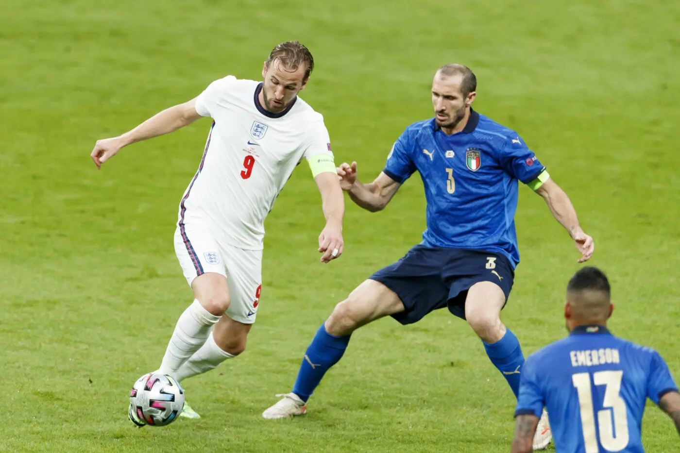 London, England, 11.07.2021: Harry Kane (England) und Giorgio Chiellini (Italien) im Zweikampf waehrend des Finalspiels der UEFA-Europameisterschaft 2020 zwischen Italien und England  im Wembley Stadion am 11. Juli 2021 in London. (Foto von Matteo Ciambelli/DeFodi Images)