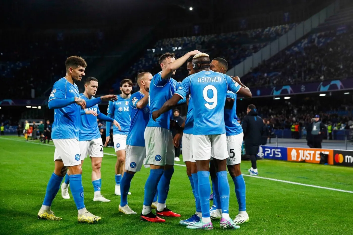 Victor Osimhen (SSC Napoli) Torjubel, jubelt mit seiner Mannschaft nach dem Treffer zum 2:0 waehrend des Spiels der UEFA Champions League Group C zwischen SSC Napoli vs SC Braga, Diego Armando Maradona Stadion am 12. December 2023 in Naples, Italien. (Foto von Matteo Ciambelli / DeFodi Images) Victor Osimhen (SSC Napoli) celebrates after scoring his team's second goal with team mates during the UEFA Champions League Group C match between SSC Napoli vs SC Braga at Diego Armando Maradona Stadium on December 12, 2023 in Naples, Italy. (Photo by Matteo Ciambelli / DeFodi Images) - Photo by Icon sport
