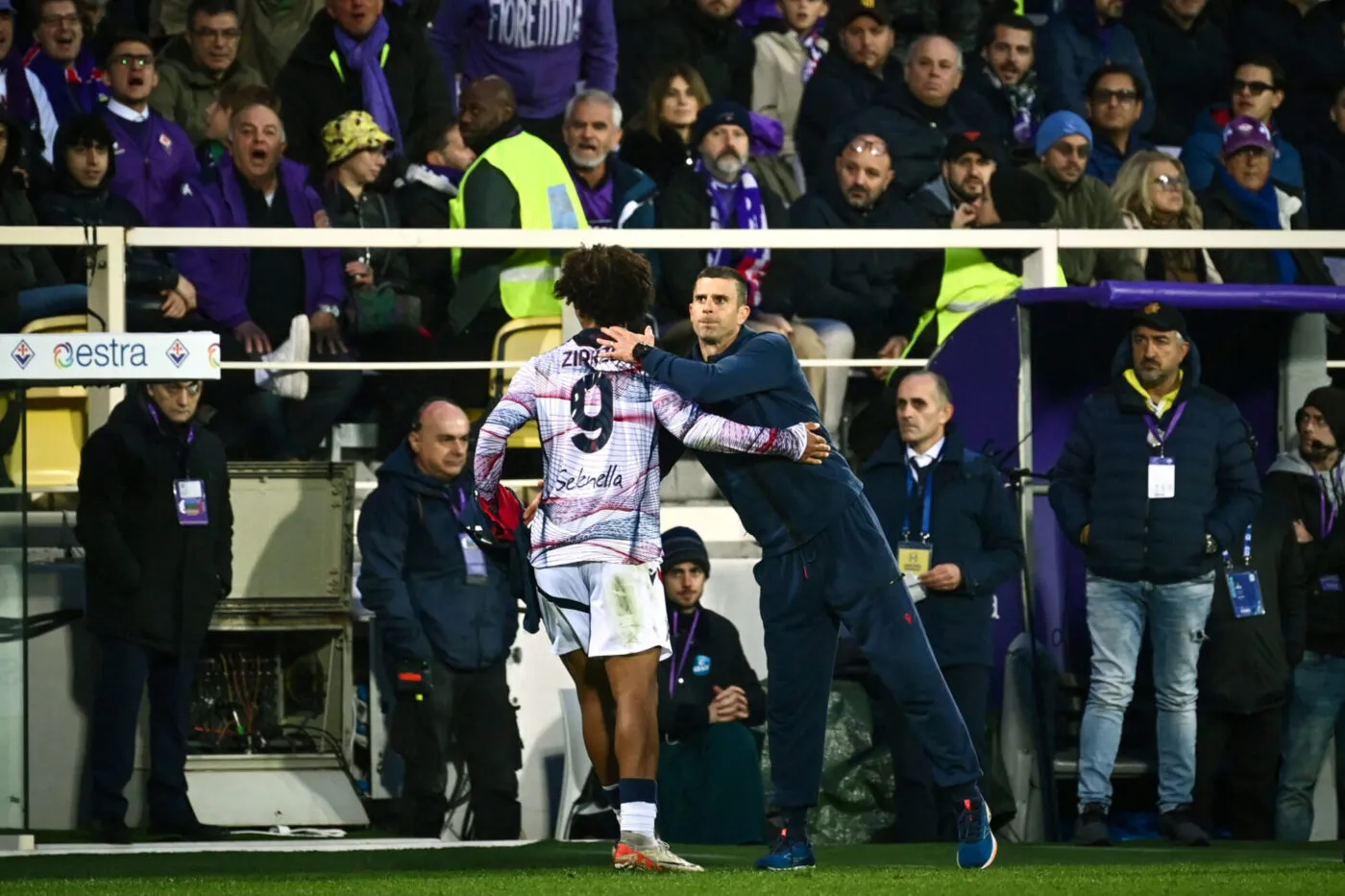 Foto Massimo Paolone/LaPresse 12 Novembre 2023 - Firenze, Italia - sport, calcio - Fiorentina vs Bologna - Campionato italiano di calcio Serie A TIM 2023/2024 - Stadio Artemio Franchi. Nella foto: Thiago Motta (Bologna F.C.) con Joshua Zirkzee (Bologna FC) November 12, 2023 Florence, Italy - sport, calcio - Fiorentina vs Bologna - Italian Serie A Football Championship 2023/2024 - Artemio Franchi Stadium. In the pic: Thiago Motta (Bologna F.C.) with Joshua Zirkzee (Bologna FC) - Photo by Icon sport