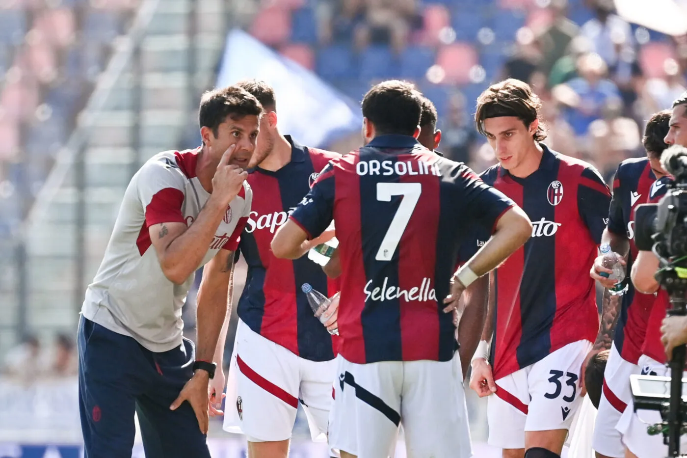 Foto Massimo Paolone/LaPresse 1 Ottobre 2023 - Bologna, Italia - sport, calcio - Bologna vs Empoli - Campionato italiano di calcio Serie A TIM 2023/2024 - Stadio Renato Dall'Ara. Nella foto: Thiago Motta (Bologna F.C.) da indicazioni a Riccardo Orsolini (Bologna FC) October 1, 2023 Bologna, Italy - sport, calcio - Bologna vs Empoli - Italian Serie A Football Championship 2023/2024 - Renato Dall'Ara Stadium. In the pic: Thiago Motta (Bologna F.C.) shouts instructions to Riccardo Orsolini (Bologna FC) - Photo by Icon sport