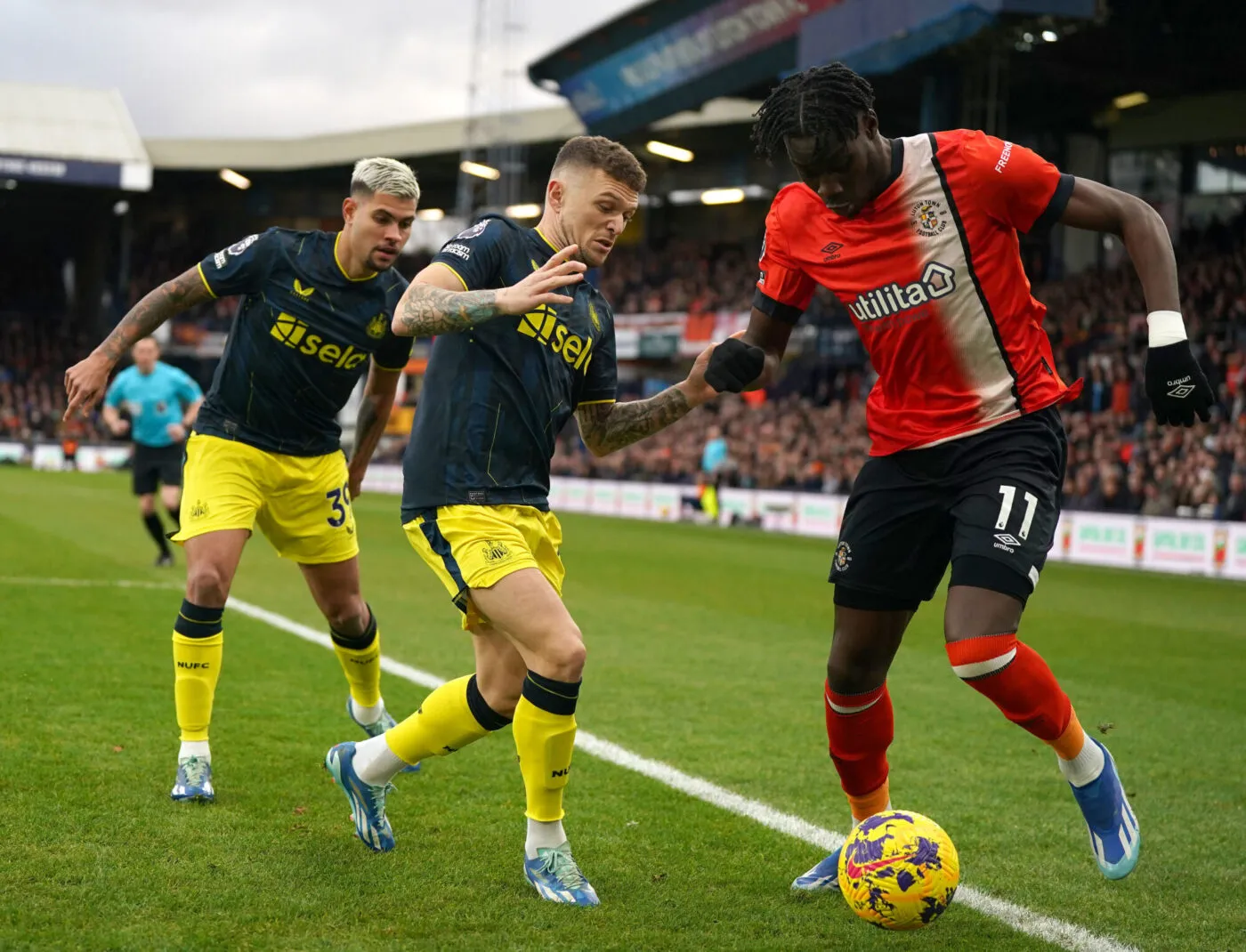 Luton Town's Elijah Adebayo (right) and Newcastle United's Kieran Trippier battle for the ball during the Premier League match at Kenilworth Road, Luton. Picture date: Saturday December 23, 2023. - Photo by Icon sport