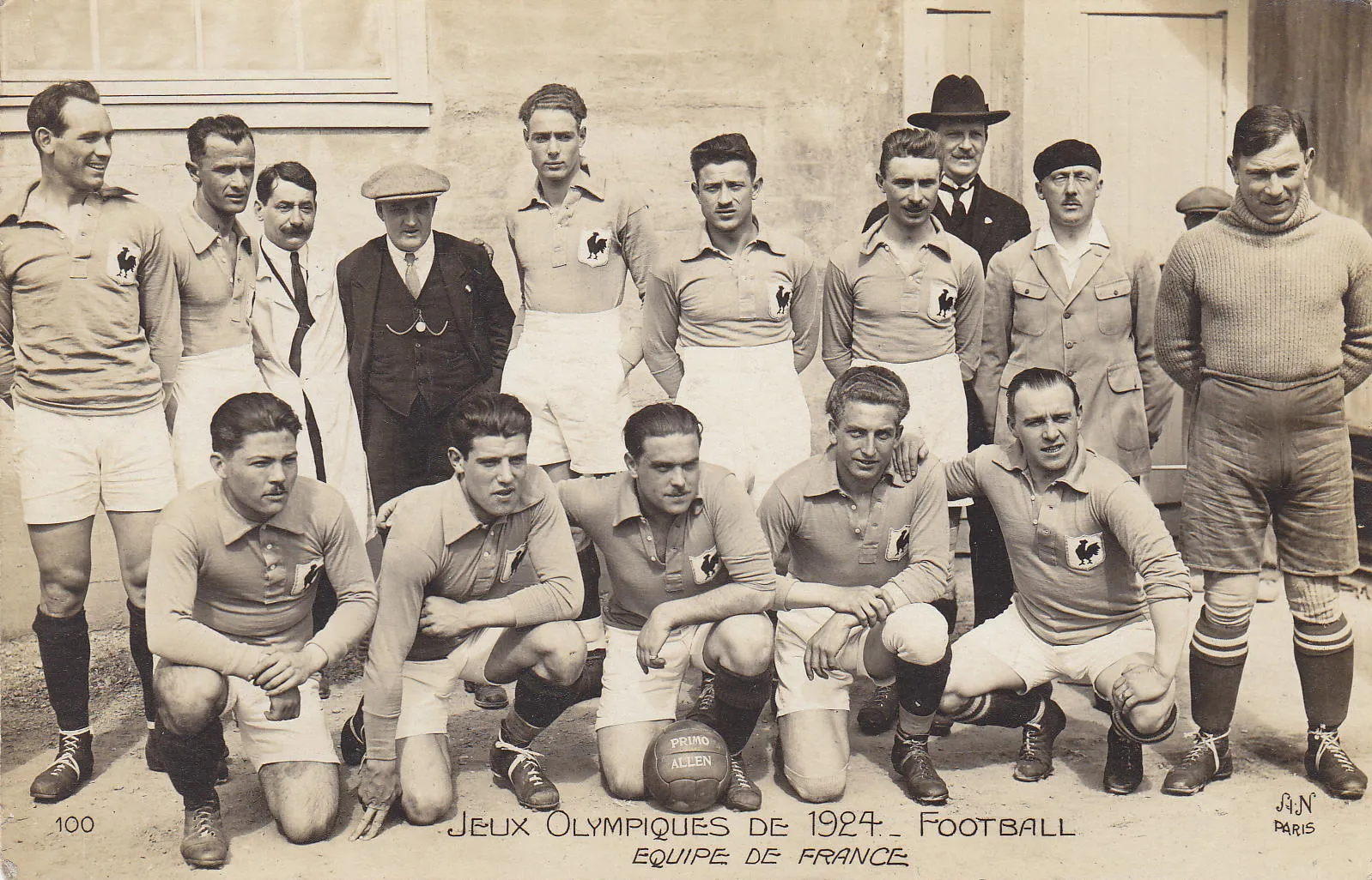Pierre Charyguès en haut debout à droite, les mains derrière le dos. Crédit photo : Red Star