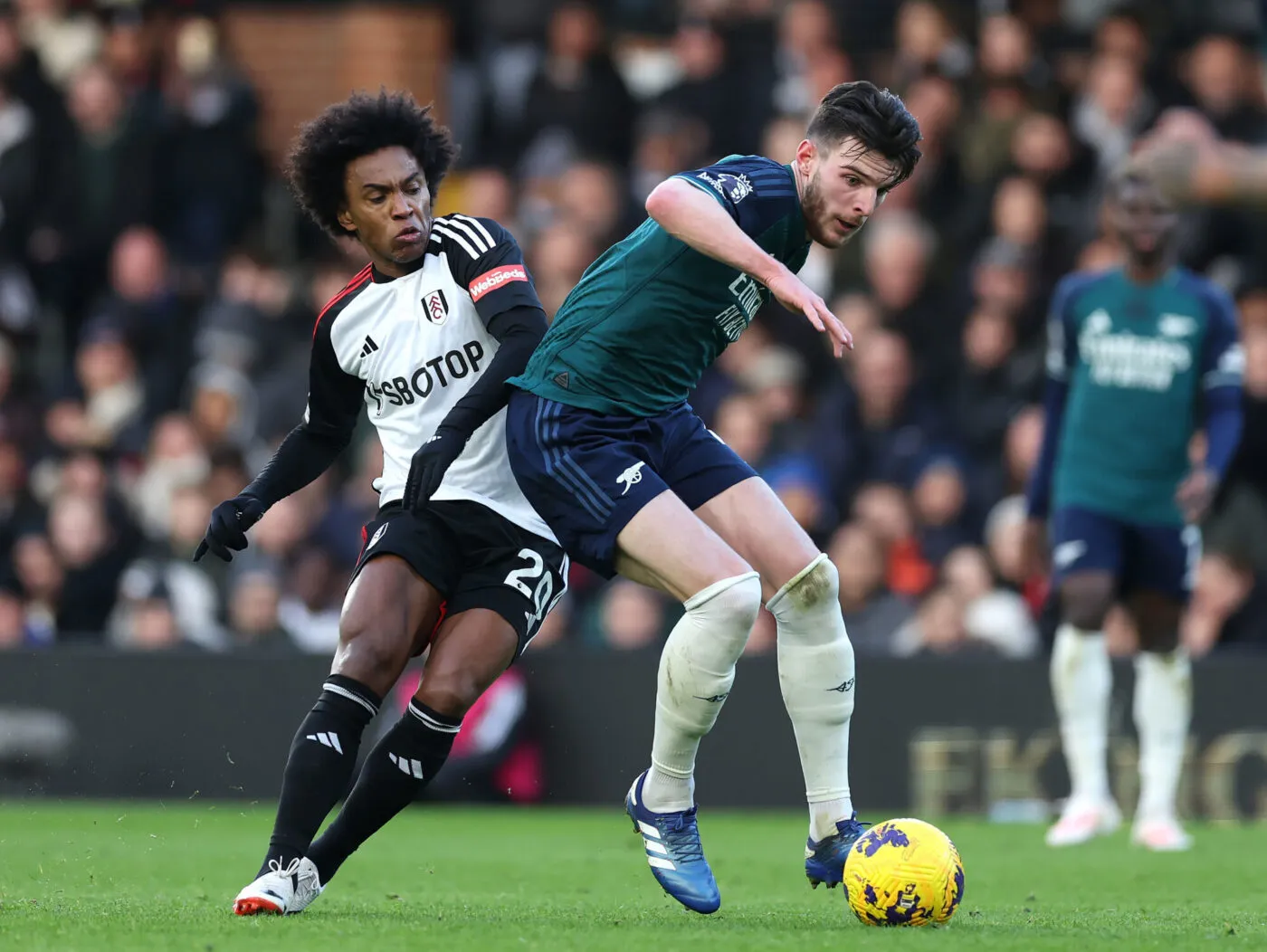 Fulham's Willian (left) and Arsenal's Declan Rice battle for the ball during the Premier League match at Craven Cottage, London. Picture date: Sunday December 31, 2023.   - Photo by Icon sport