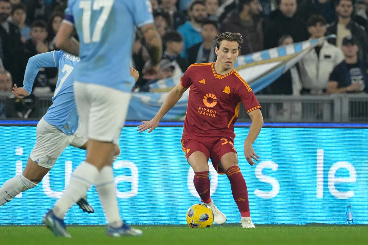 Edoardo Bove a reçu une bouteille en verre sur la tête pendant Lazio-Roma