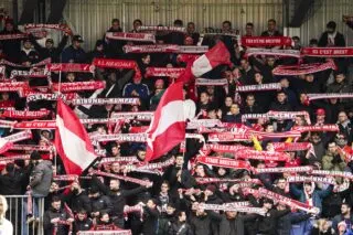 Des bus de supporters caillassés après PSG-Brest