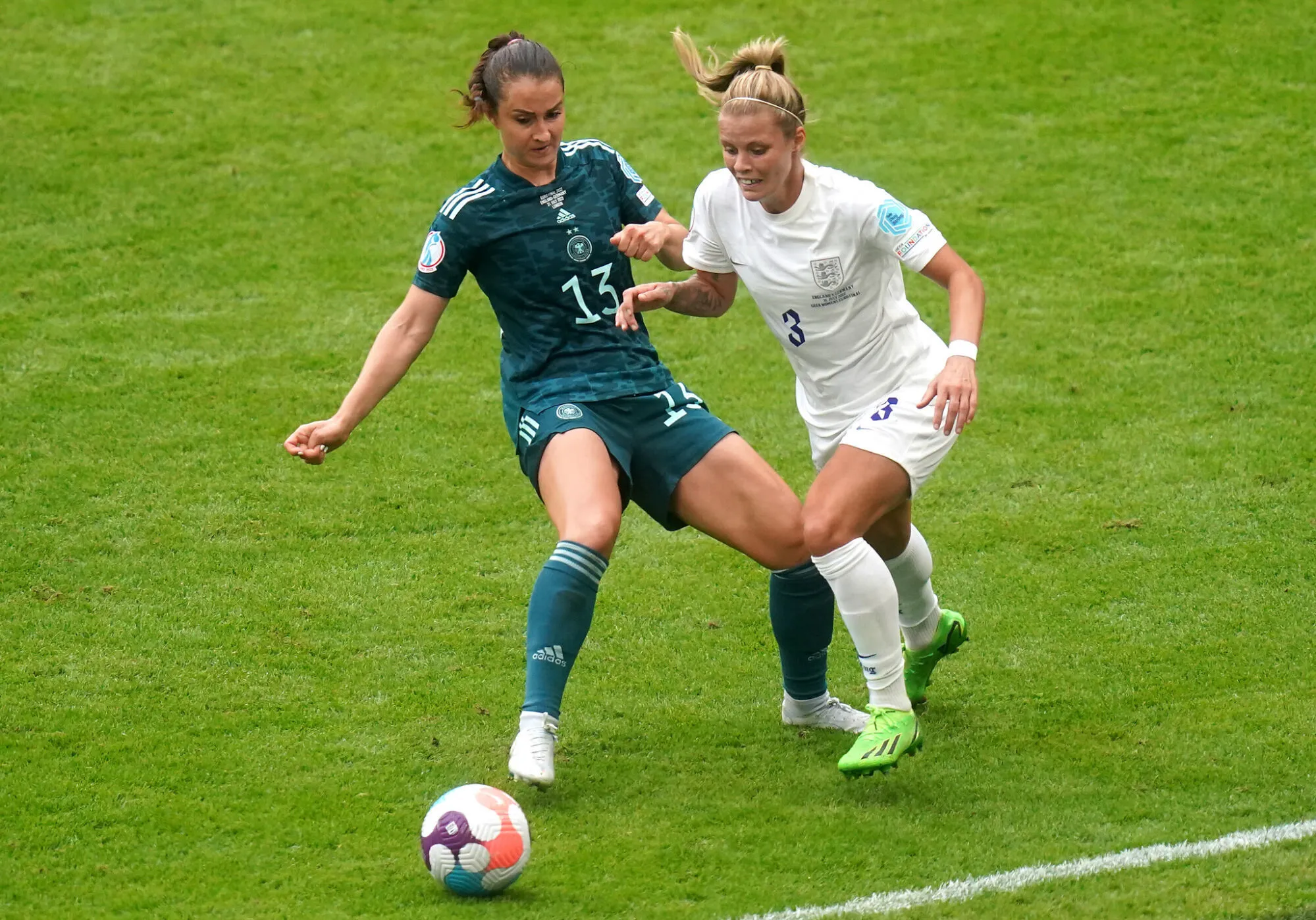 Sara Däbritz (Allemagne) au duel avec Rachel Daly (Angleterre) en finale de l&rsquo;Euro 2022.