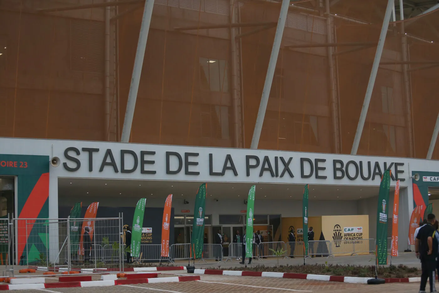 Algérie-Angola : Le maire de Bouaké distribue des billets gratuits dans la rue