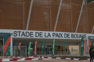 Algérie-Angola : Le maire de Bouaké distribue des billets gratuits dans la rue