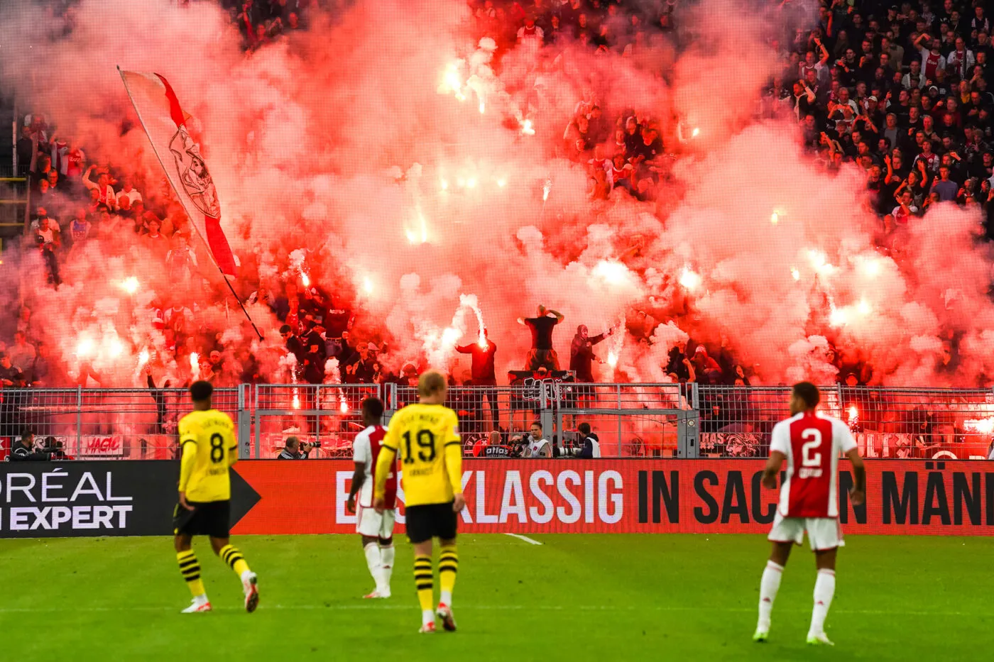 Dortmund, Deutschland, 06.08.2023: . Einsatz von Pyrotechnik von den Fans von AFC Ajax Amsterdam waehrend des Spiels der Testspiel zwischen BV Borussia Dortmund - AFC Ajax Amsterdam im Signal Iduna Park am 06. August 2023 in Dortmund, Deutschland. (Foto von Patrick Ahlborn/DeFodi Images) Dortmund, Germany, 06.08.2023: . Use of pyrotechnics of the fans of AFC Ajax Amsterdam during the Testspiel match between BV Borussia Dortmund - AFC Ajax Amsterdam at Signal Iduna Park on August 6, 2023 in Dortmund, Germany. (Photo by Patrick Ahlborn/DeFodi Images) - Photo by Icon sport