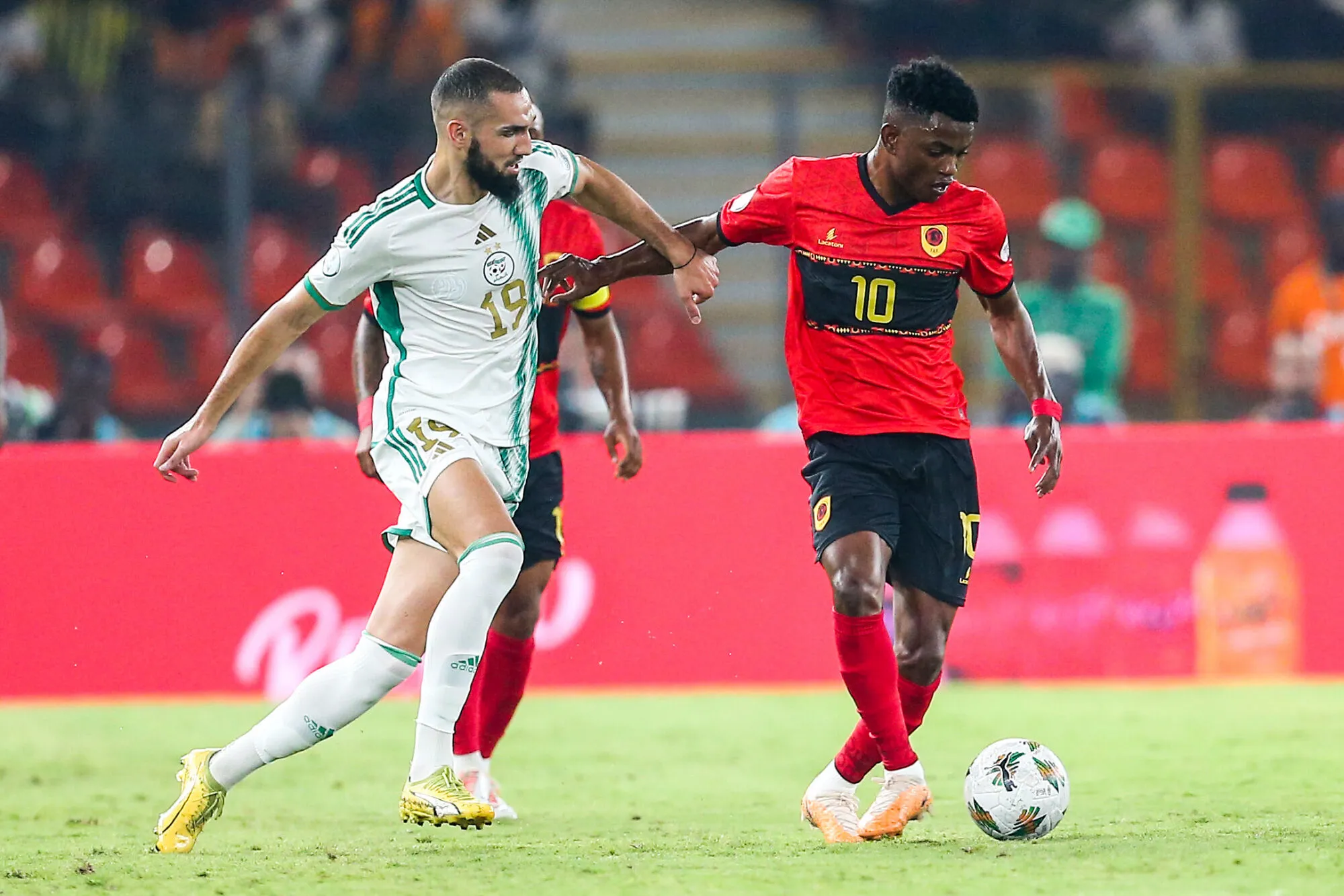 Gelson Dala of Angola (r) challenges Nabil Bentaleb of Algeria (l) during the 2023 Africa Cup of Nations match between Algeria and Angola held at Peace Stadium in Bouake, Cote d - Photo by Icon Sport
