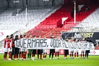Les joueurs d’Antwerp déploient une banderole en soutien à Overmars, coupable de harcèlement sexuel