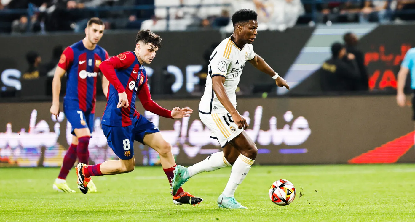 Final de la Supercopa de España entre Real Madrid y Barcelona, En la imagen, Pedri y Tchouaméni.