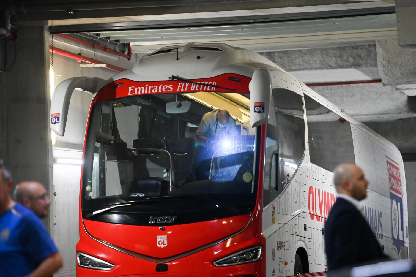 Incidents OM-OL : Un supporter marseillais prend une simple amende pour un fumigène lancé sur un car