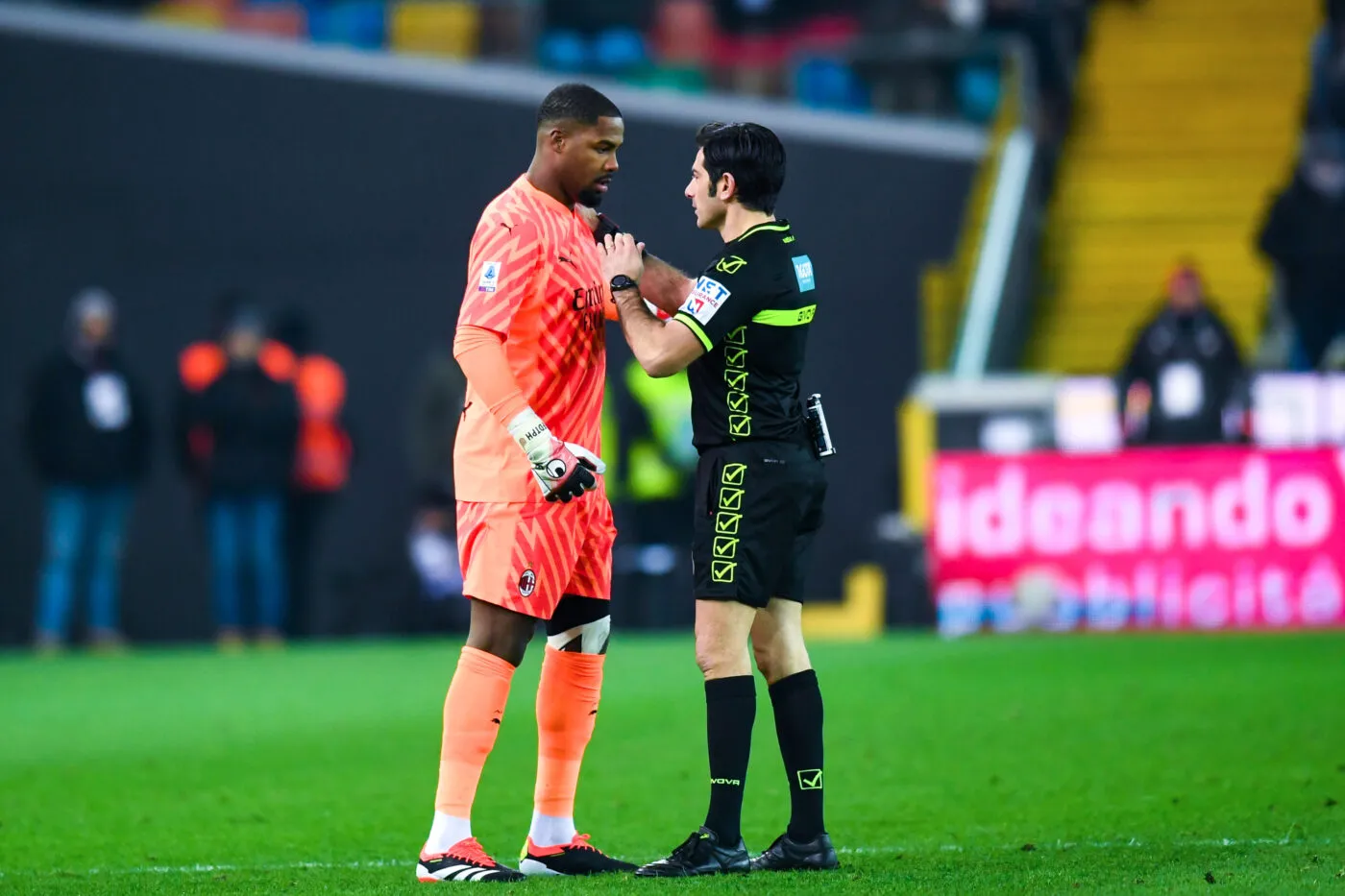 Chants racistes contre Mike Maignan : l’Udinese bannit 4 individus à vie