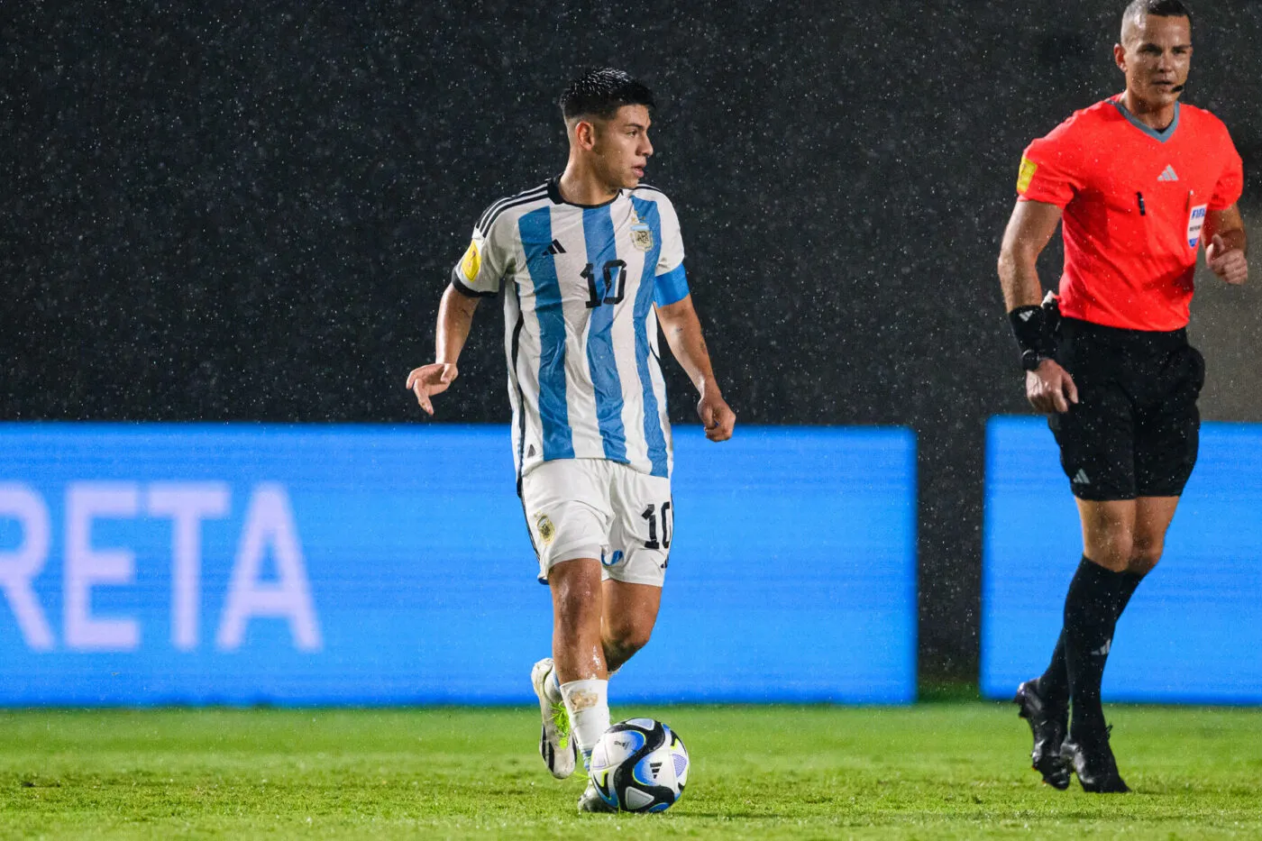 Claudio Echeverri débarque à City