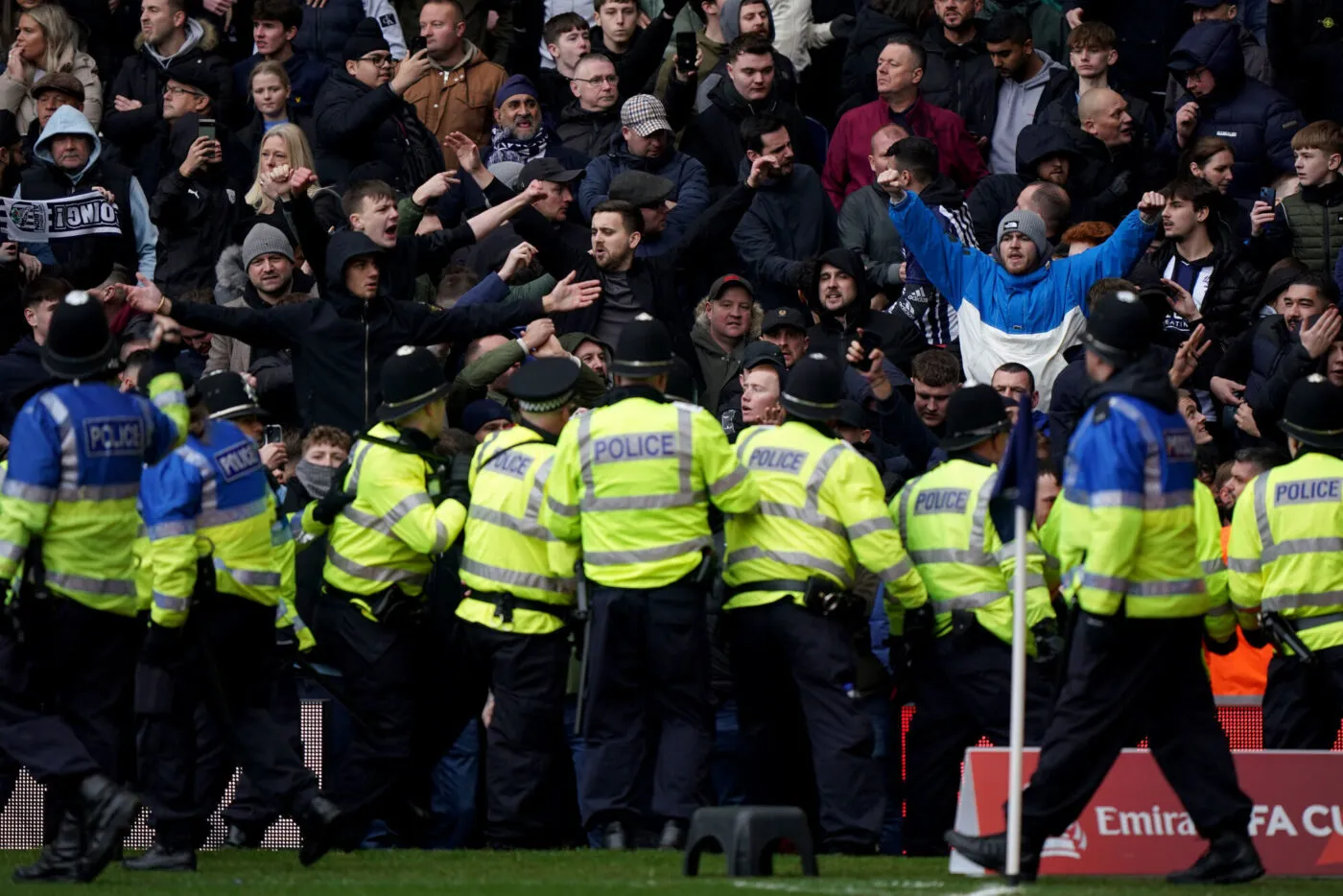 Le derby entre West Bromwich et Wolverhampton gâché par des incidents en tribunes