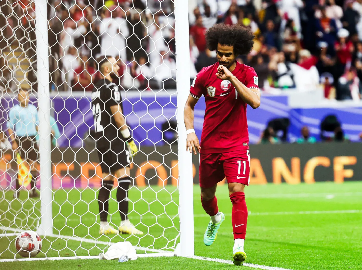 (240130) -- DOHA, Jan. 30, 2024 (Xinhua) -- Akram Afif (R) of Qatar celebrates after scoring a penalty kick during the round of 16 match between Qatar and Palestine at AFC Asian Cup Qatar 2023 in Doha, Qatar, Jan. 29, 2024. (Xinhua/Jia Haocheng) - Photo by Icon Sport