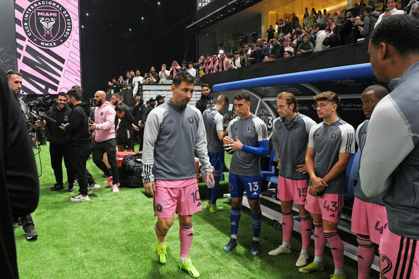 À Hong Kong, Messi reste sur le banc et les fans demandent le remboursement