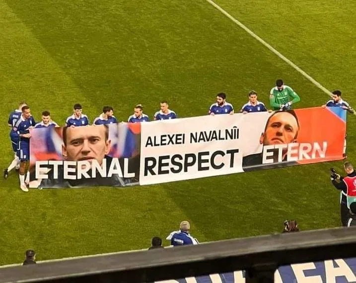 « Respect éternel<span style="font-size:50%">&nbsp;</span>», un club roumain appartenant à un personnage controversé rend hommage à Alexey Navalny