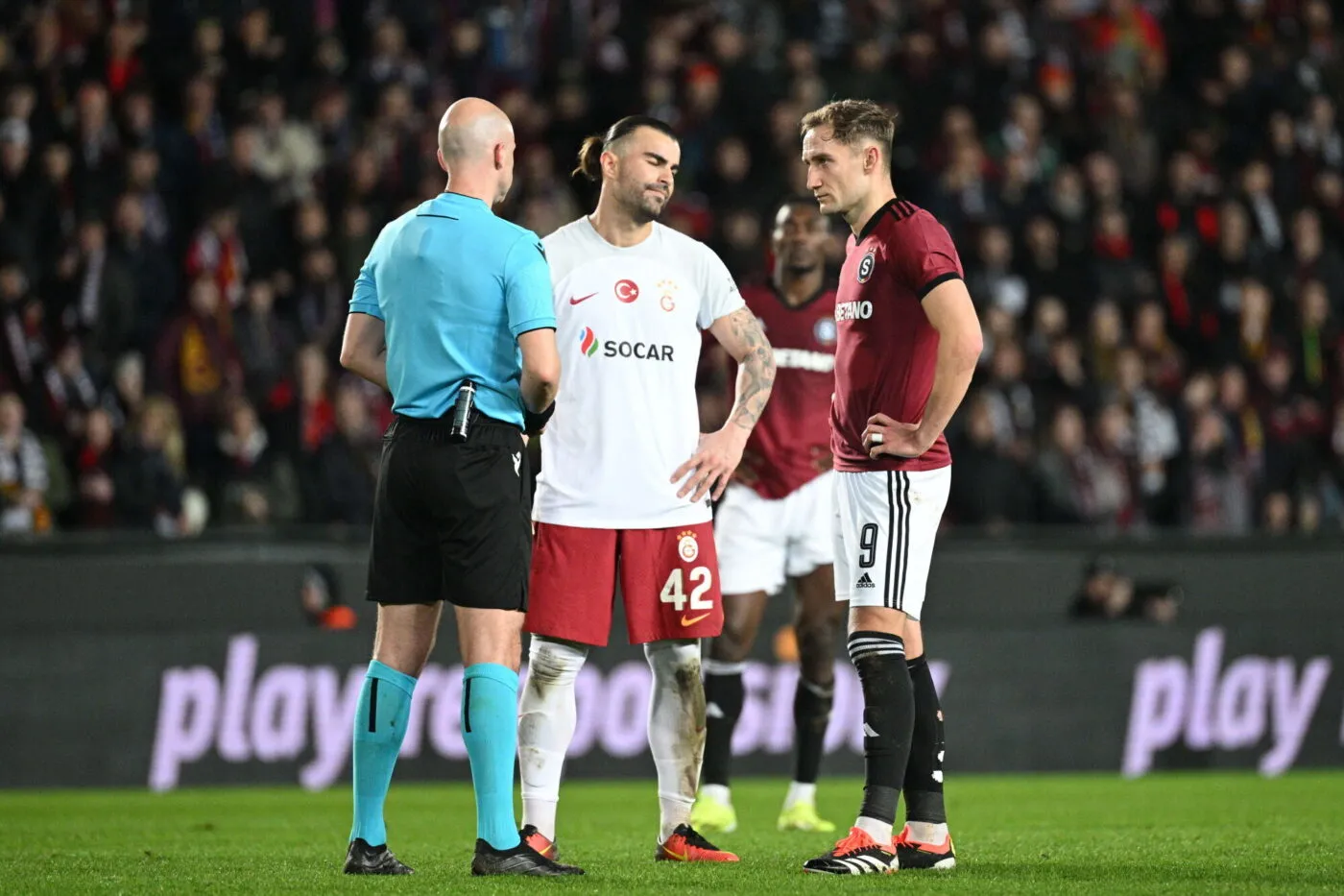 Incidents entre membres des staffs à la fin de Sparta Prague-Galatasaray