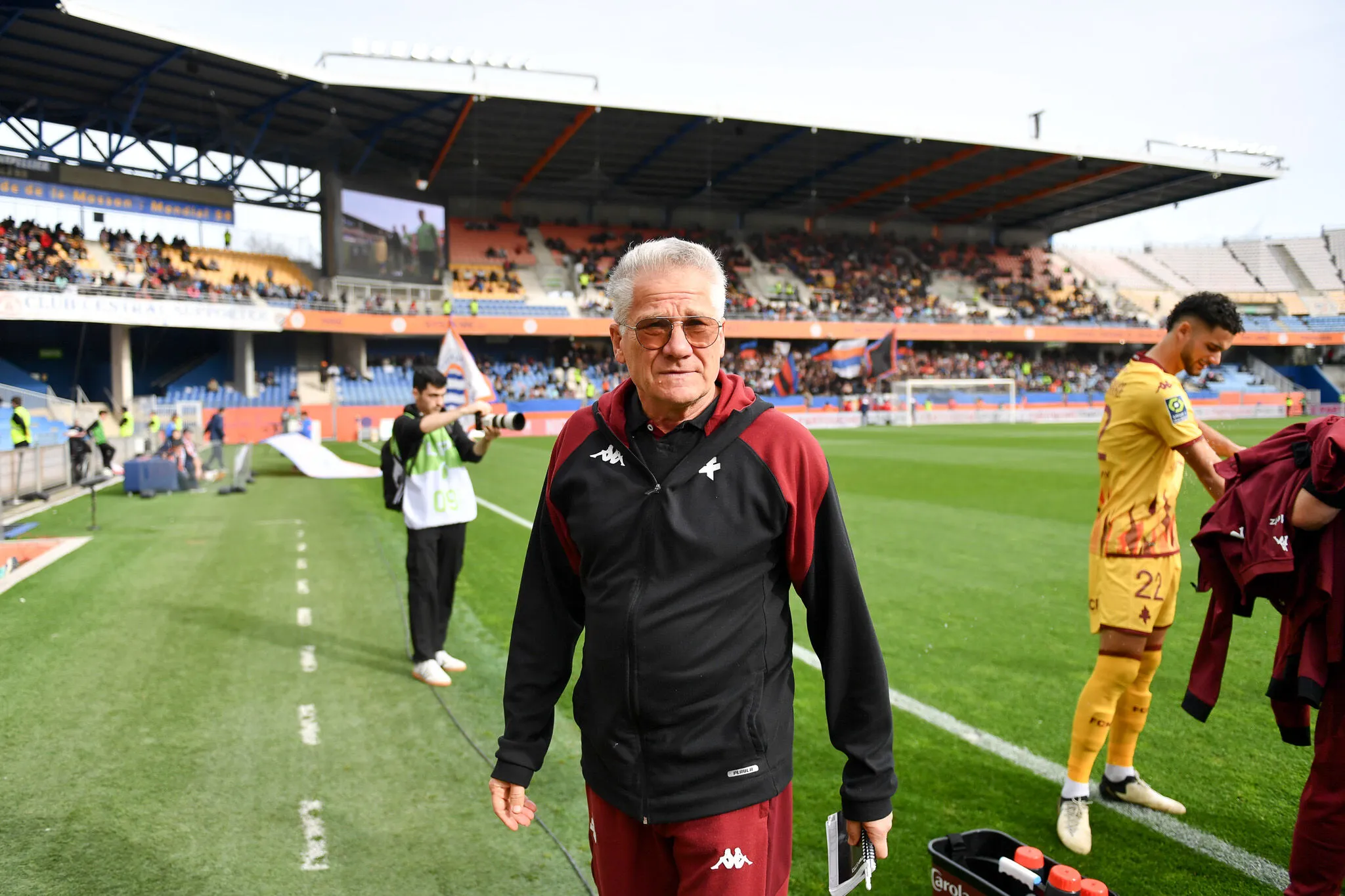 Un licenciement de László Bölöni coûterait trop cher au FC Metz
