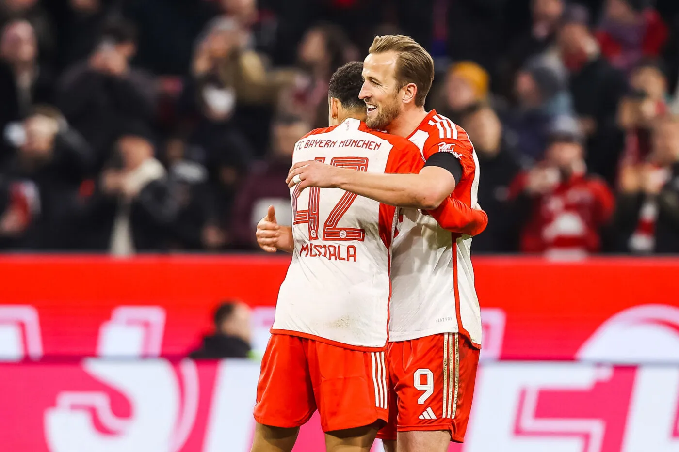 Muenchen, Deutschland, 24.02.2024: Harry Kane (FC Bayern Muenchen) jubel, Torjubel nach dem treffer zum 1:0 waehrend des Spiels der 1. Bundesliga von FC Bayern Muenchen vs RB Leipzig in der Allianz Arena am 24. February 2024 in Muenchen, Deutschland. (Foto von DeFodi Images) Munich, Germany, 24.02.2024: Harry Kane (FC Bayern Muenchen) celebrates after scoring his team's first goal with teammates during the 1. Bundesliga match of FC Bayern Muenchen vs RB Leipzig at Allianz Arena on February 24, 2024 in Munich, Germany. (Photo by DeFodi Images) DFB / DFL REGULATIONS PROHIBIT ANY USE OF PHOTOGRAPHS AS IMAGE SEQUENCES AND/OR QUASI-VIDEO. - Photo by Icon Sport