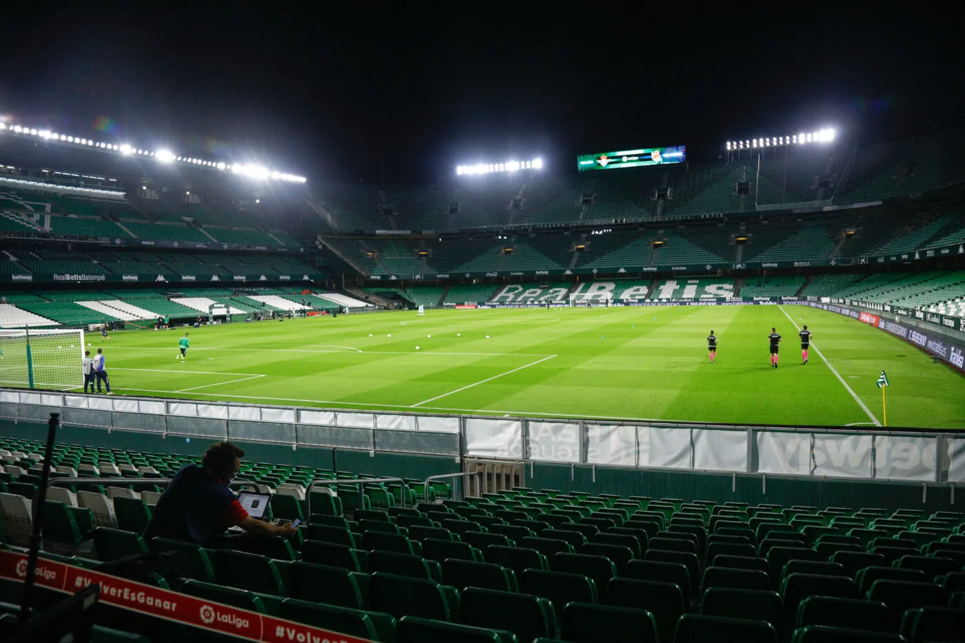 En Liga, une arbitre évacuée sur civière après s&rsquo;être cognée contre une caméra