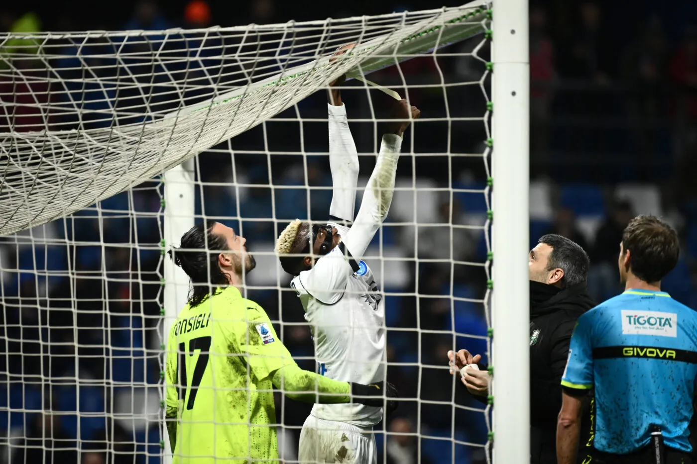 Foto Massimo Paolone/LaPresse 28 Febbraio 2024 - Reggio Emilia, Italia - sport, calcio - Sassuolo vs Napoli - Campionato italiano di calcio Serie A TIM 2023/2024 - Stadio Mapei Città del Tricolore. Nella foto: Victor Osimhen (SSC Napoli) aiuta a riparare la rete  February 28, 2024 Reggio Emilia, Italy - sport, calcio - Sassuolo vs Napoli - Italian Serie A Football Championship 2023/2024 - Mapei Stadium. In the pic: Victor Osimhen (SSC Napoli) helps repair the net   - Photo by Icon Sport