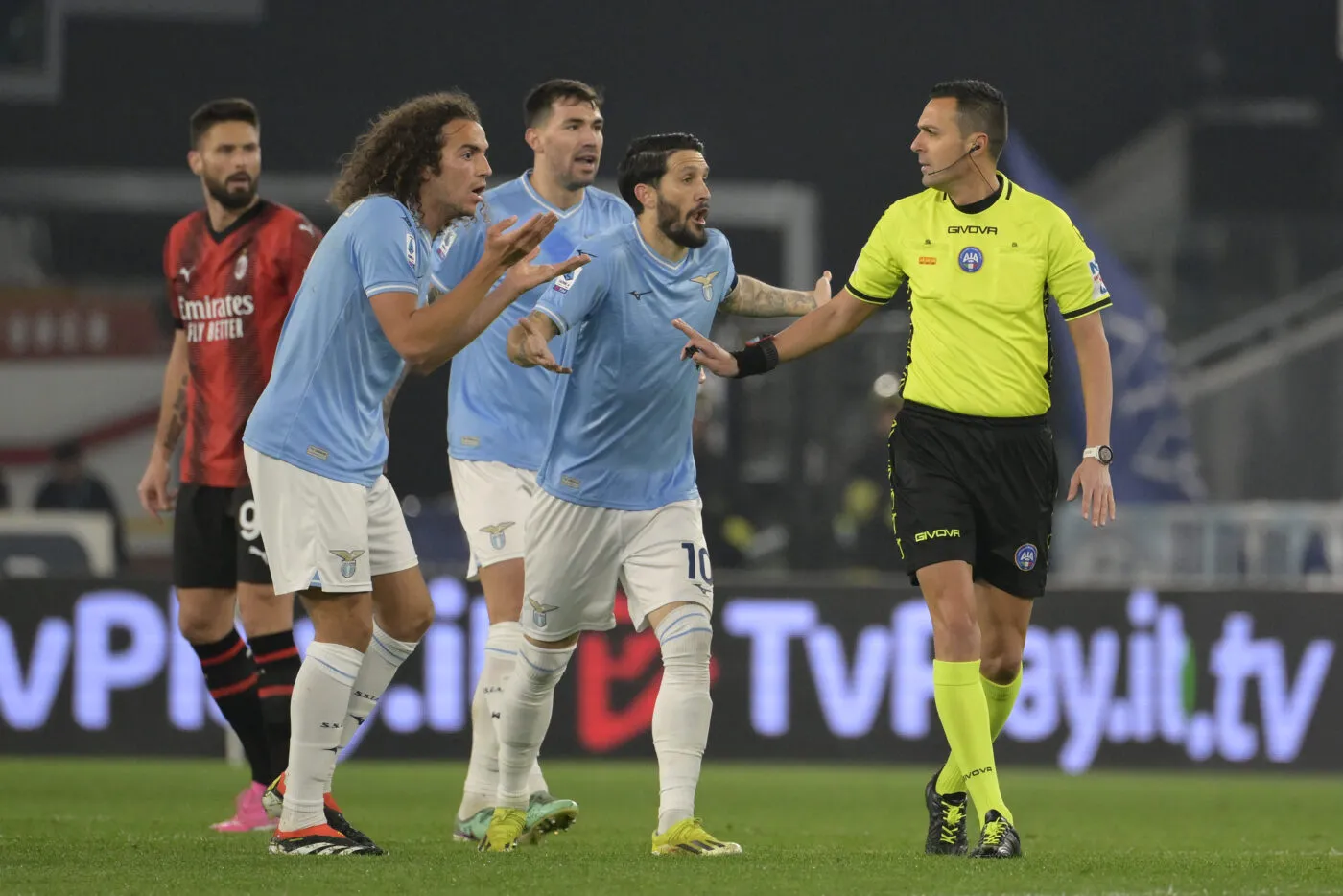 Sous une pluie de cartons rouges, l&rsquo;AC Milan écarte la Lazio dans la douleur