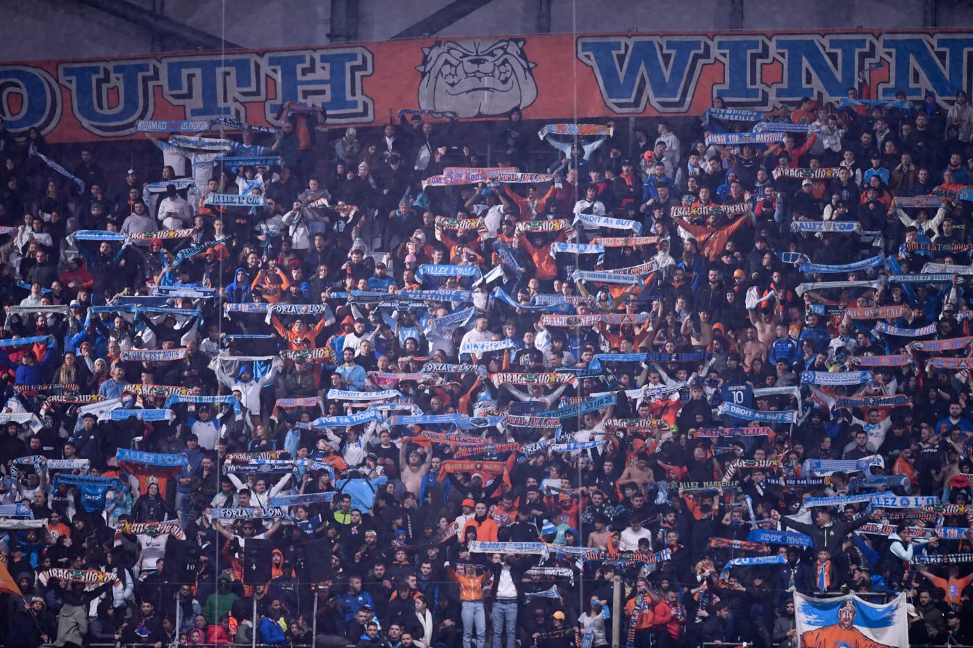 Huit cars de supporters marseillais visés par des « projectiles lourds » à leur retour de Clermont