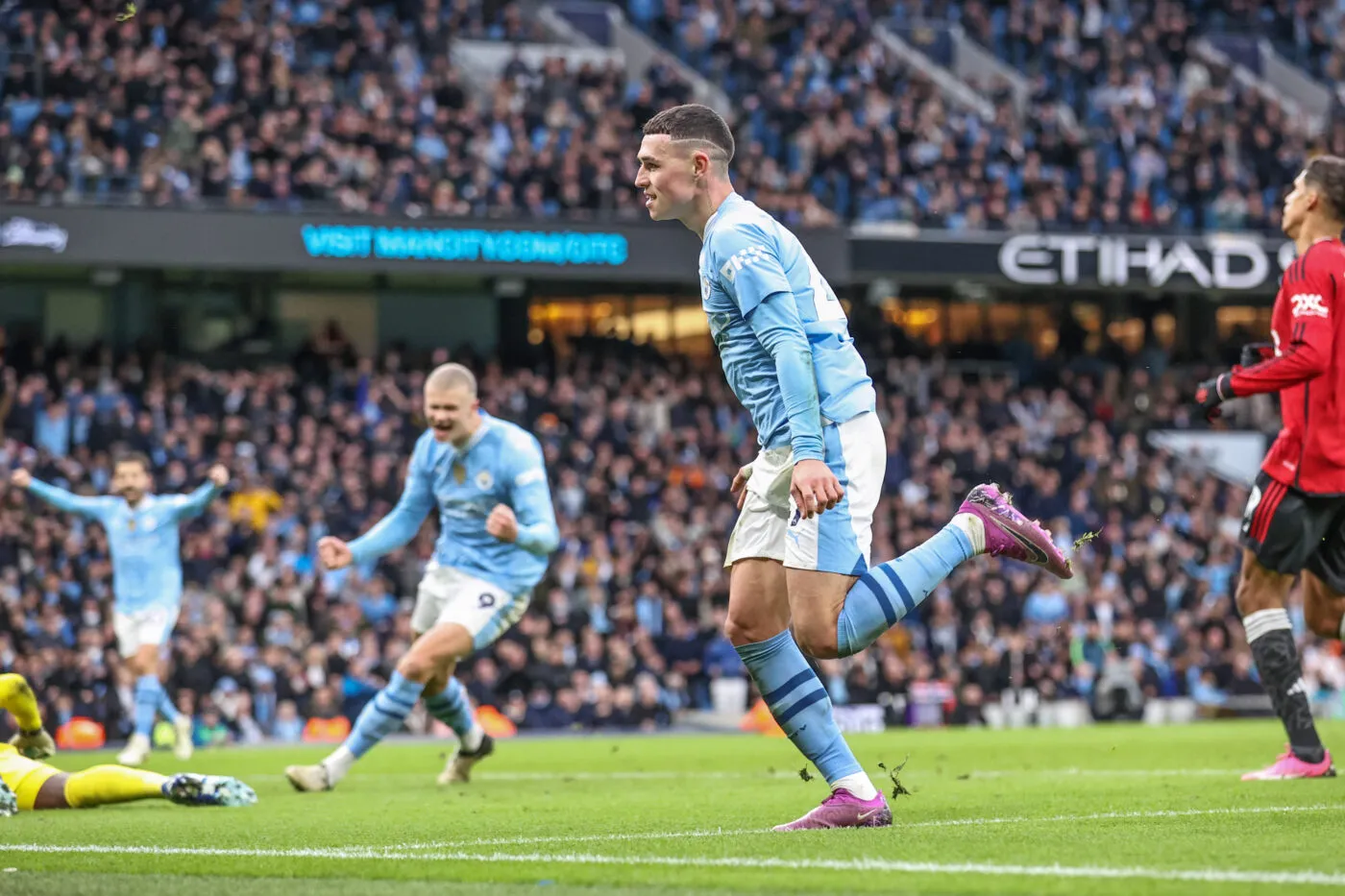 Phil Foden of Manchester City celebrates his goal to make it 2-1 during the Premier League match Manchester City vs Manchester United at Etihad Stadium, Manchester, United Kingdom, 3rd March 2024  (Photo by Mark Cosgrove/News Images) in Manchester, United Kingdom on 3/3/2024. (Photo by Mark Cosgrove/News Images/Sipa USA)   - Photo by Icon Sport