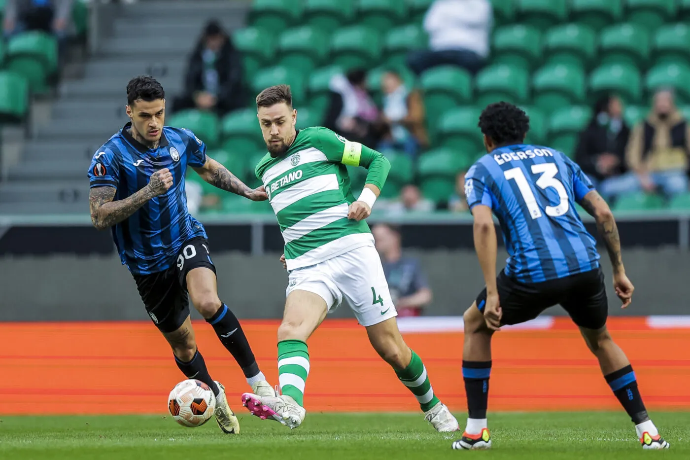 Lisbon, 03/06/2024 - Sporting Clube de Portugal hosted this afternoon at the Alvalade XXI stadium in Lisbon, Atalanta Bergamasca Calcio SpA in the 1st leg game of the Round of 16 of the Europa League 2023/2024, Europa League 203 /24. Sebastián Coates Gianluca Scamacca (Gerardo Santos / Global Imagens)   Photo by Icon Sport   - Photo by Icon Sport