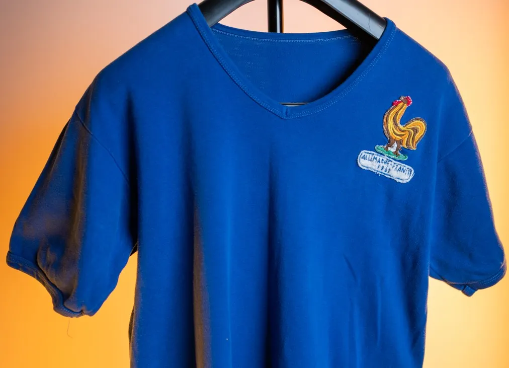 Mais pourquoi ce vieux maillot de la France vaut-il aussi cher ?