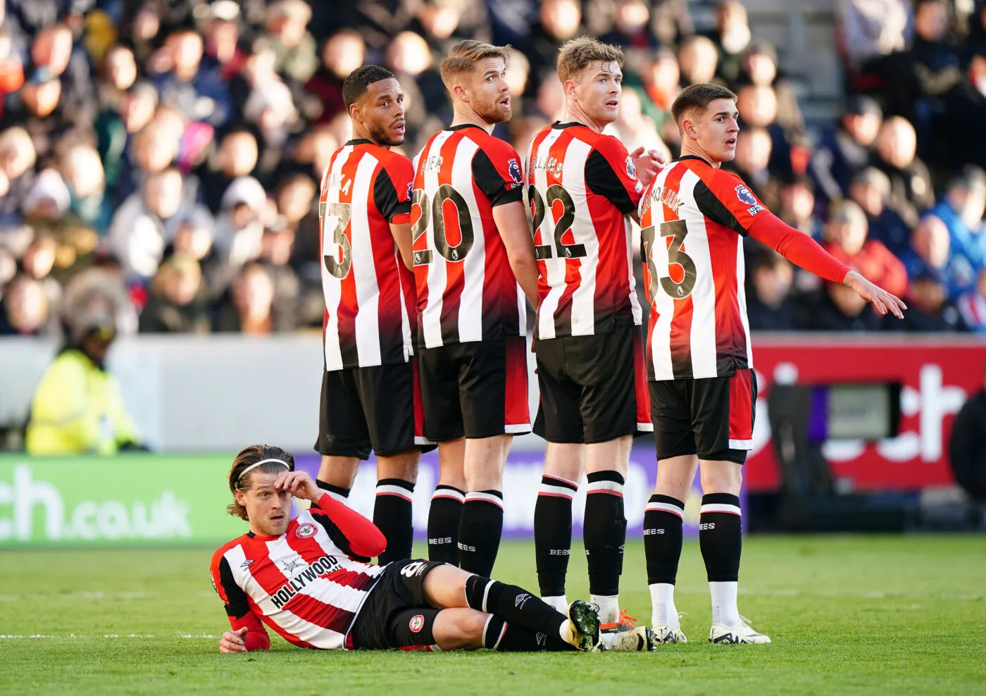 Contre Arsenal, les supporters de Brentford vont soutenir leur club à l&rsquo;aide de cigarettes électroniques