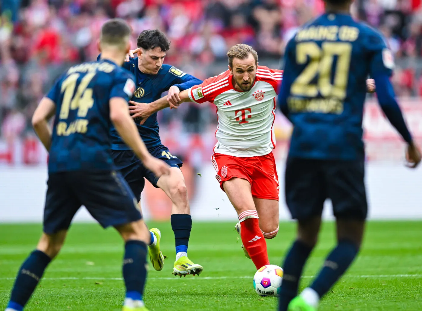 Harry Kane (Bayern Muenchen) und Brajan Gruda (1. FSV Mainz 05) im Zweikampf waehrend des Spiels der  1. Bundesliga zwischen FC Bayern Muenchen vs 1. FSV Mainz 05 im Allianz-Arena am 09. March 2024 in Muenchen, Deutschland. (Foto von Silas Schueller/DeFodi Images)  Harry Kane (Bayern Muenchen) und Brajan Gruda (1. FSV Mainz 05) battle for the ball during the 1. Bundesliga match between FC Bayern Muenchen vs 1. FSV Mainz 05 at Allianz Arena on March 9, 2024 in Munich, Germany. (Photo by Silas Schueller/DeFodi Images)   - Photo by Icon Sport