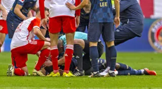 Josuha Guilavogui remercie l'arbitre de Bayern-Mayence de l'avoir secouru