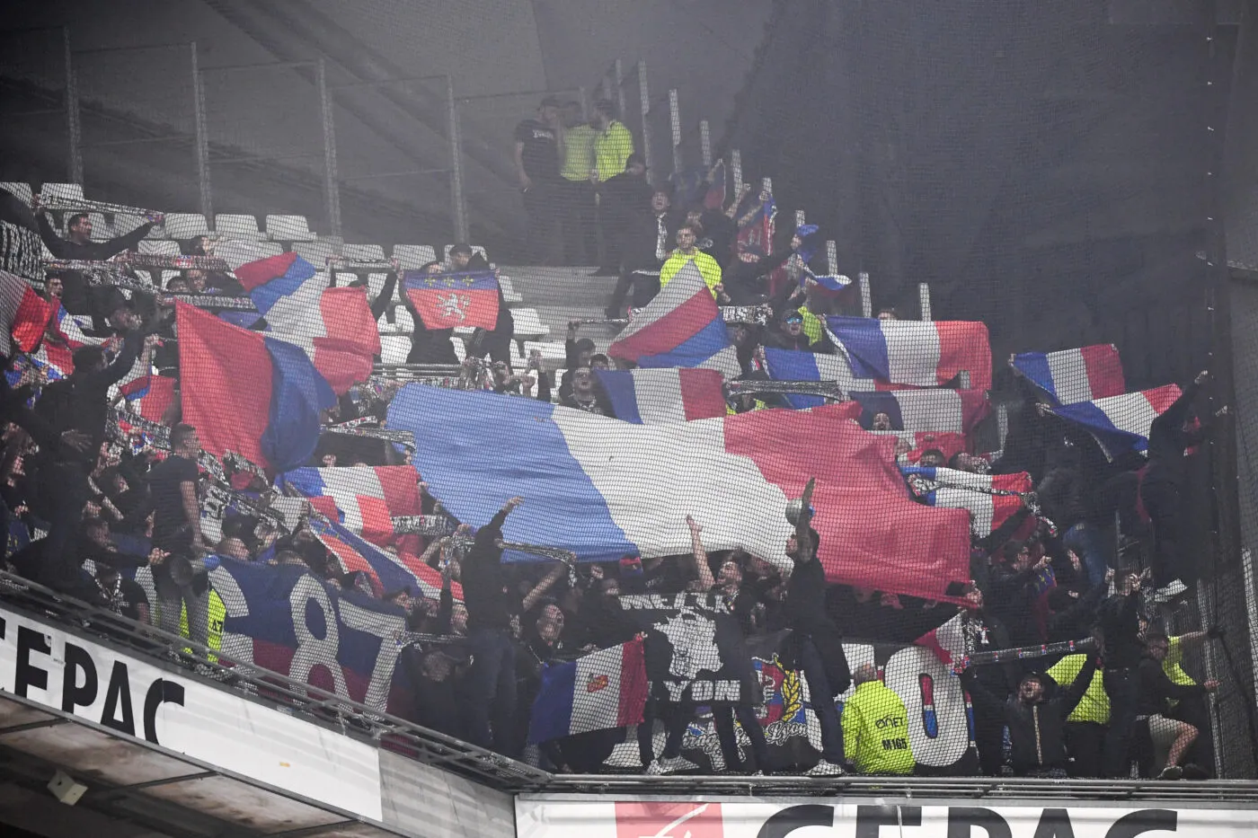 Deux supporters lyonnais condamnés à de la prison ferme après les incidents d&rsquo;OM-OL