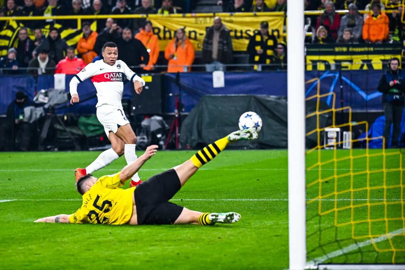 13.12.2023, Fussball, UCL, UEFA Champions League, Gruppenphase, 6. Spieltag, Saison 2023/2024, Borussia Dortmund - Paris St. Germain, Niklas Süle (Borussia Dortmund) klärt in letzter Sekunde gegen Kylian Mbappé (Paris St. Germain) Foto: Teresa Kroeger/RHR-FOTO   Photo by Icon sport   - Photo by Icon Sport