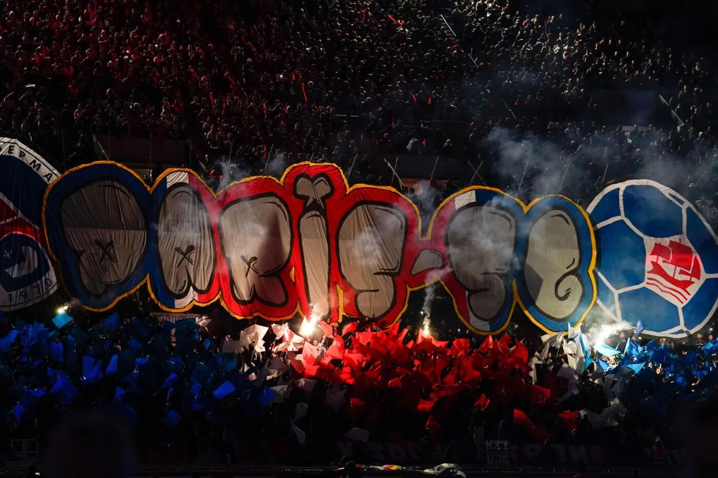 Deux Youtubeurs piègent des supporters parisiens dans leur propre tribune avec un tifo aux couleurs de l&rsquo;OM
