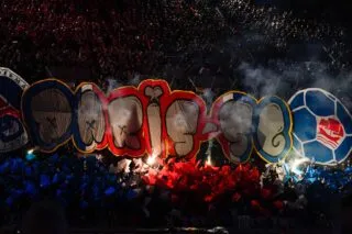 Deux Youtubeurs piègent des supporters parisiens dans leur propre tribune avec un tifo aux couleurs de l'OM