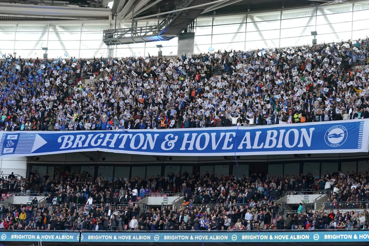 La banderole sur la pizza à l'ananas des fans de Brighton pour répondre à ceux de la Roma