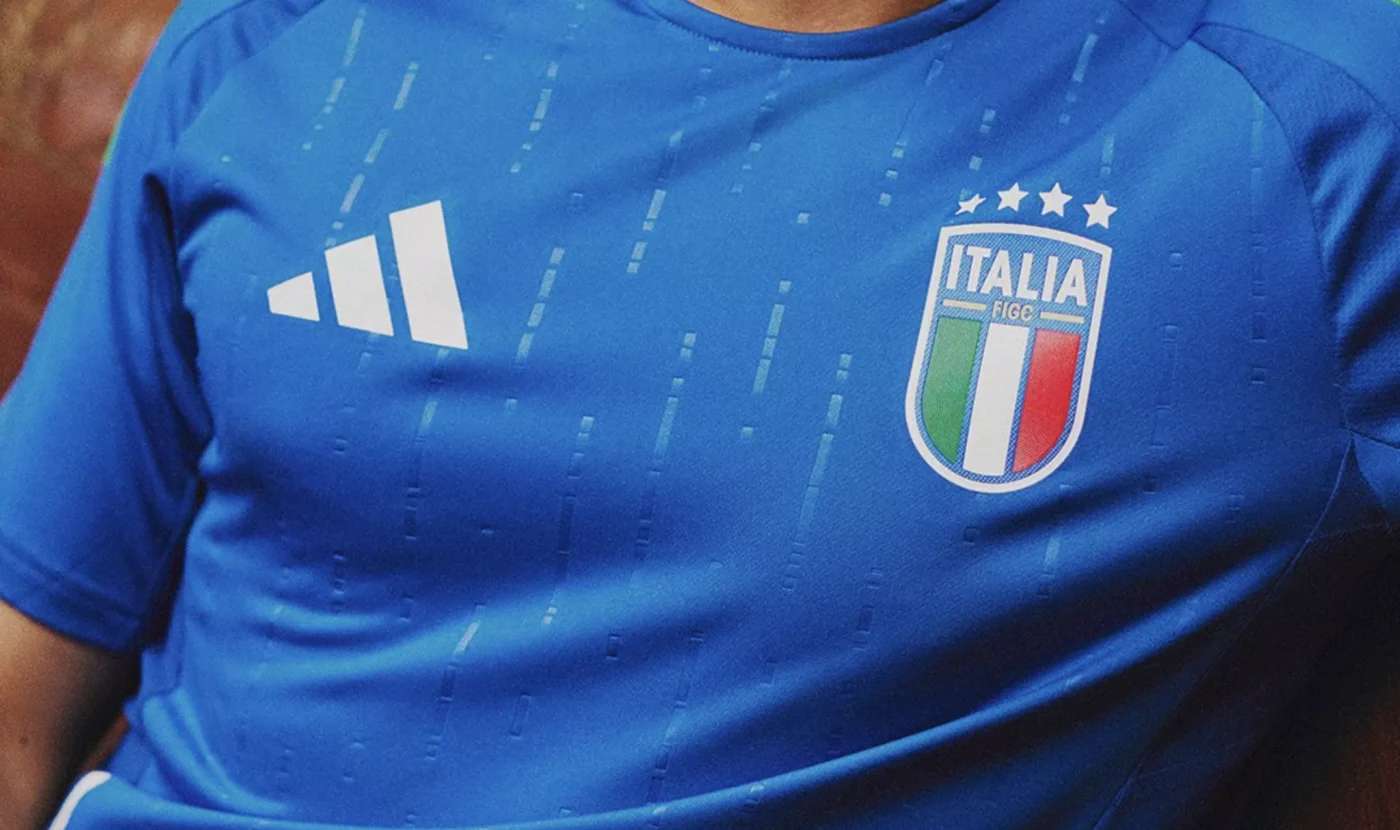 « On dirait une contrefaçon » : le maillot de l&rsquo;Italie pour l&rsquo;Euro divise les supporters