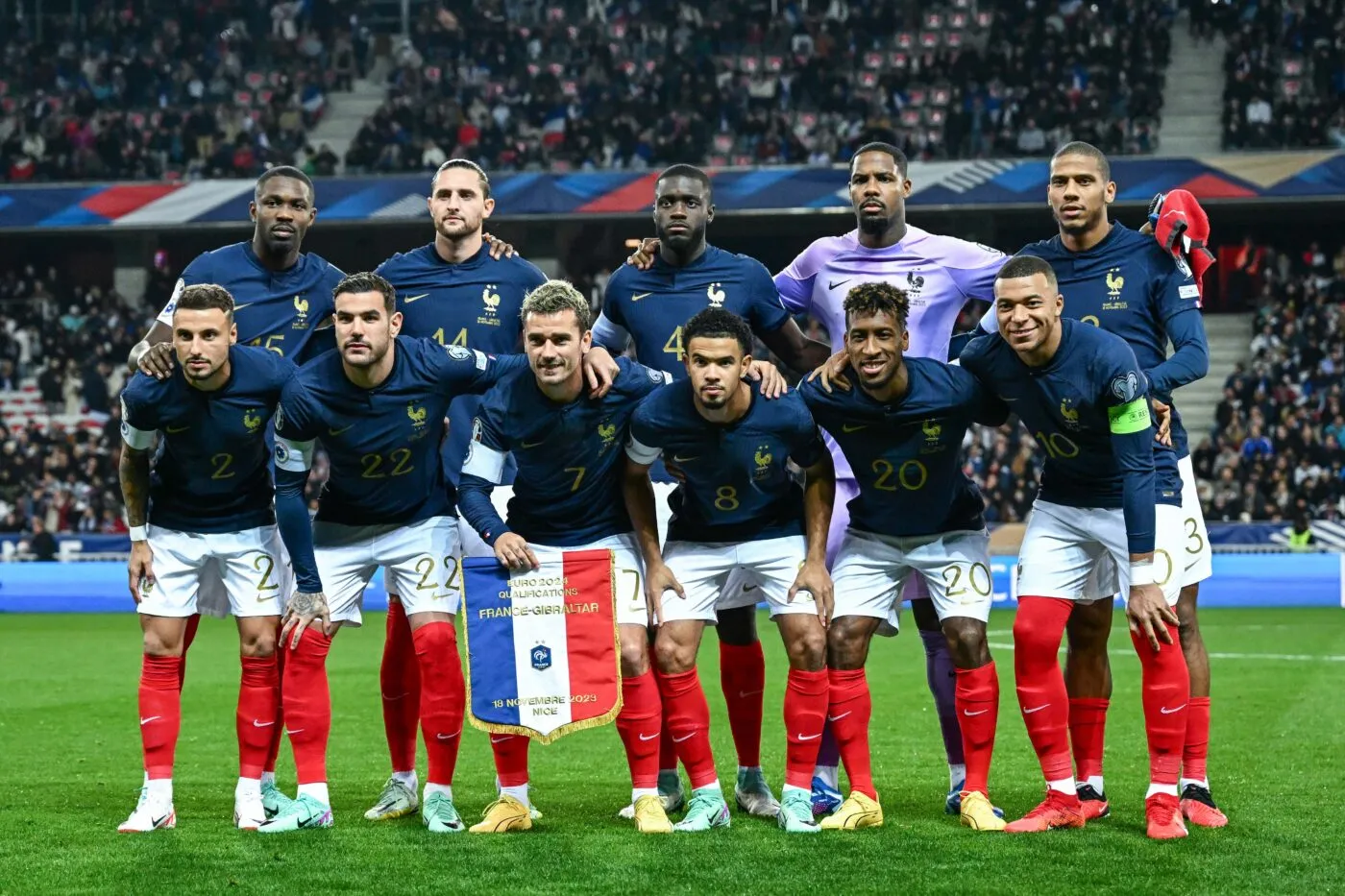 Un groupe de supporters dévoile les nouveaux maillots de l&rsquo;équipe de France