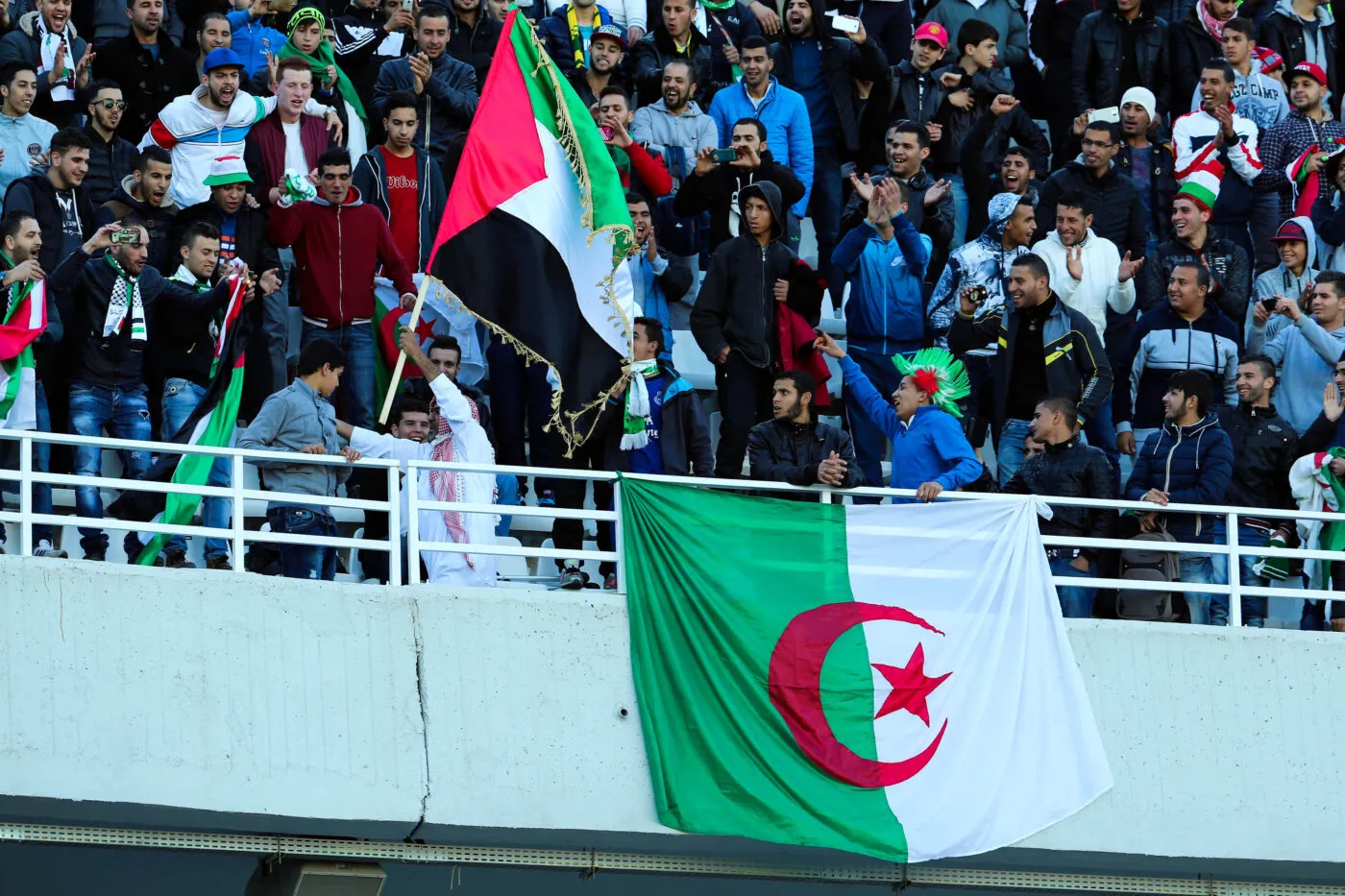 Le sélectionneur des U20 algériens gifle des joueurs après une défaite