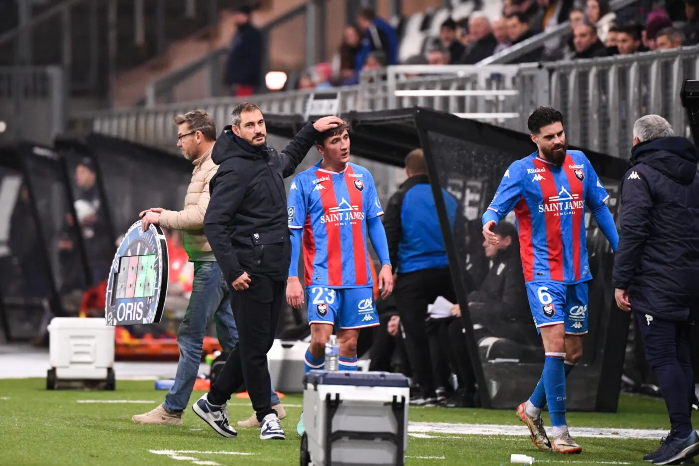 Nicolas SEUBE (Entraineur Caen SMC) - 23 Mathias AUTRET(smc) during the Ligue 2 BKT match between Amiens Sporting Club and Stade Malherbe Caen at Stade de la Licorne on December 19, 2023 in Amiens, France. (Photo by Anthony Bibard/FEP/Icon Sport)   - Photo by Icon Sport