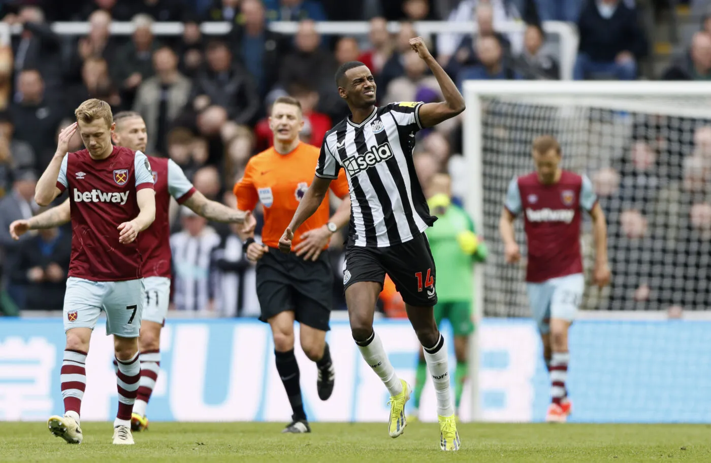 Newcastle United's Alexander Isak celebrates scoring their second goal of the game from the penalty spot during the Premier League match at St. James' Park, Newcastle upon Tyne. Picture date: Saturday March 30, 2024.   - Photo by Icon Sport
