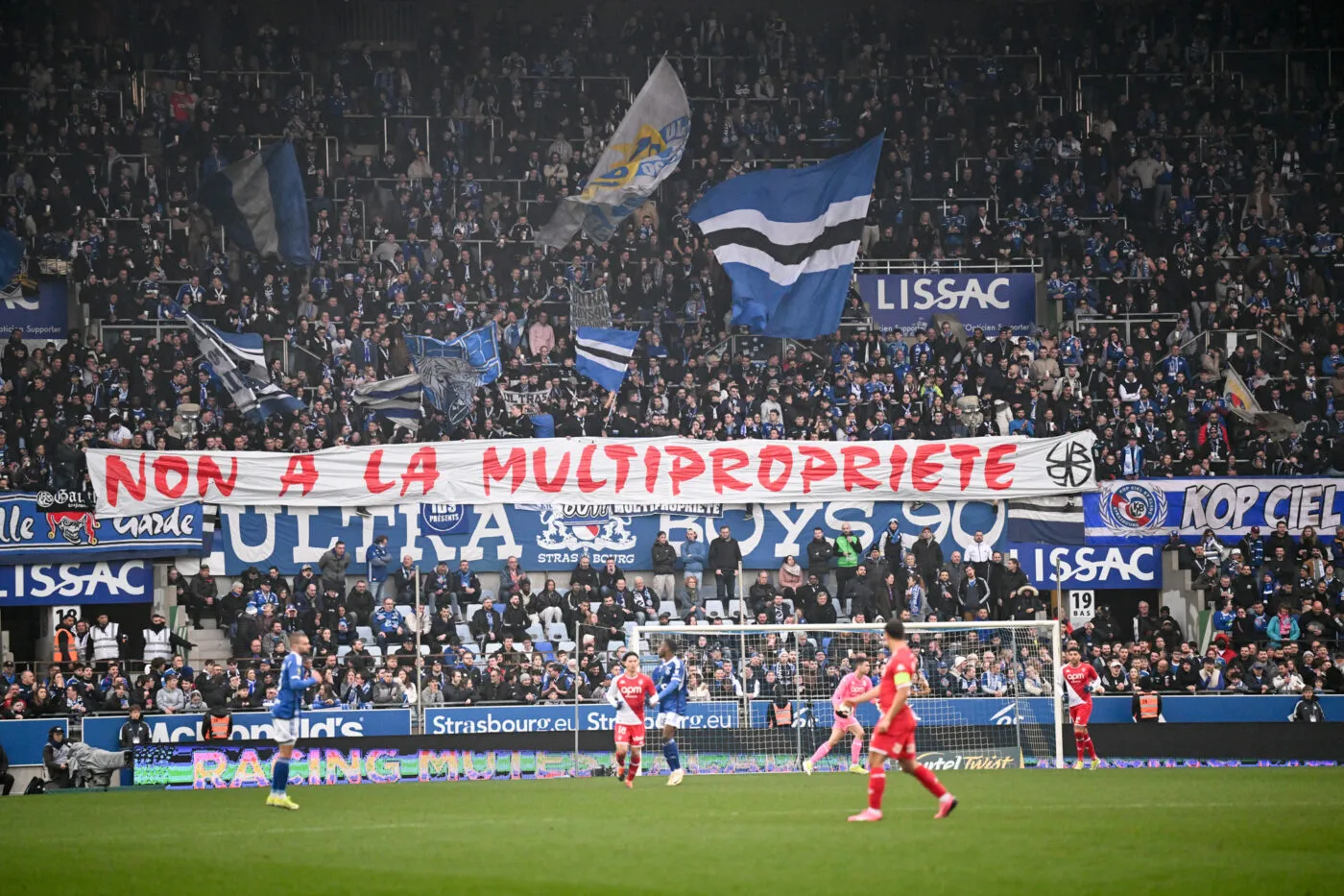 Les supporters strasbourgeois protestent ensemble contre les propriétaires de BlueCo